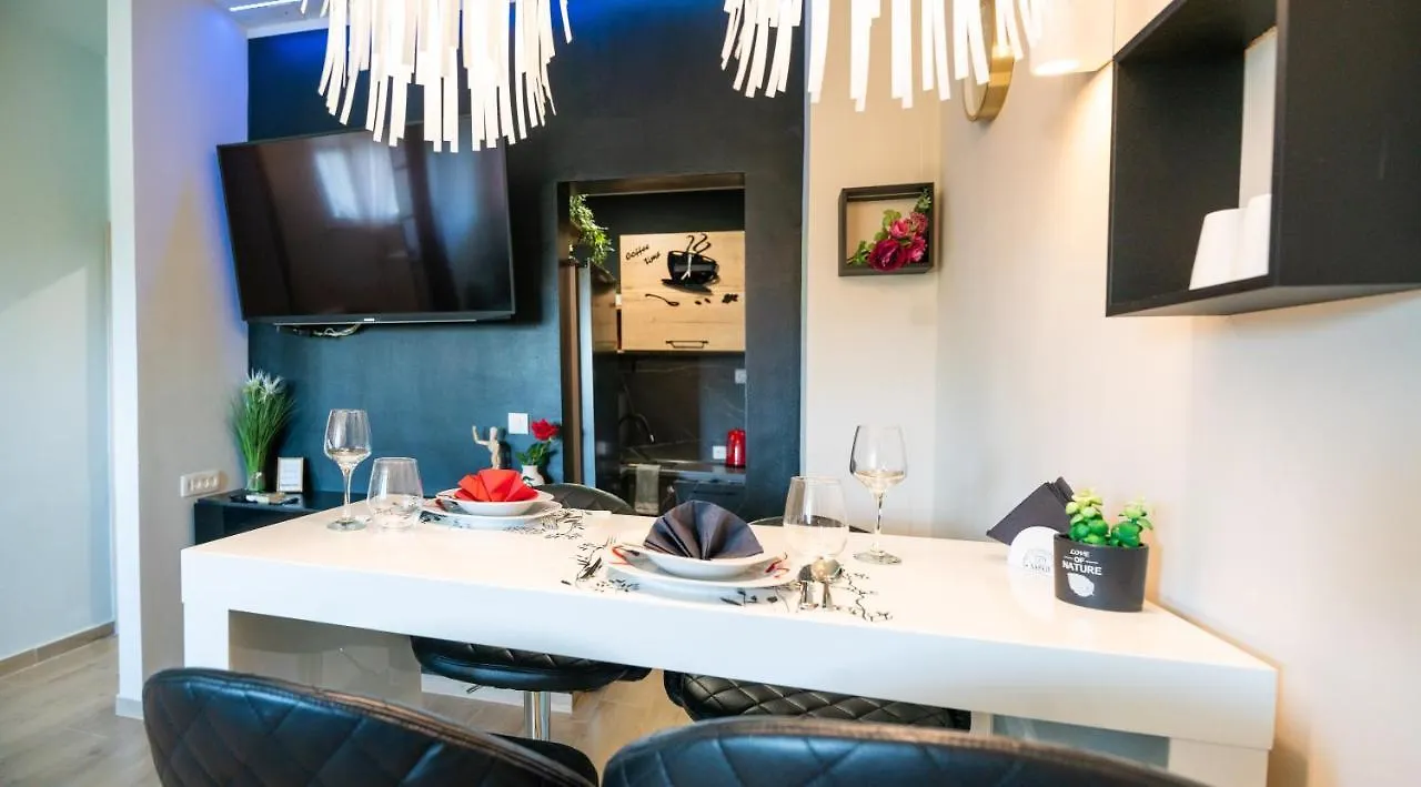 Apartment M Inn - Seaview With Sunny Terrace Kastav